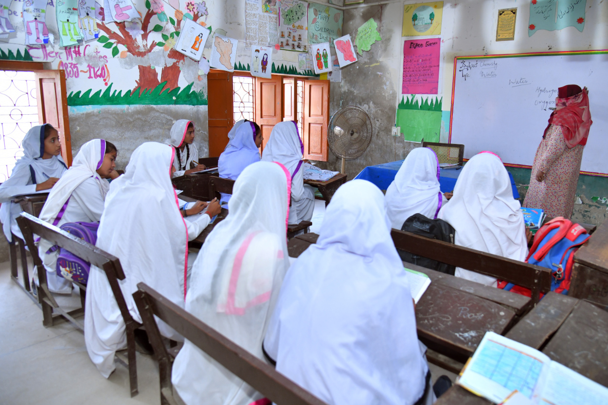 People being educated about the impact of water scarcity in fashion.